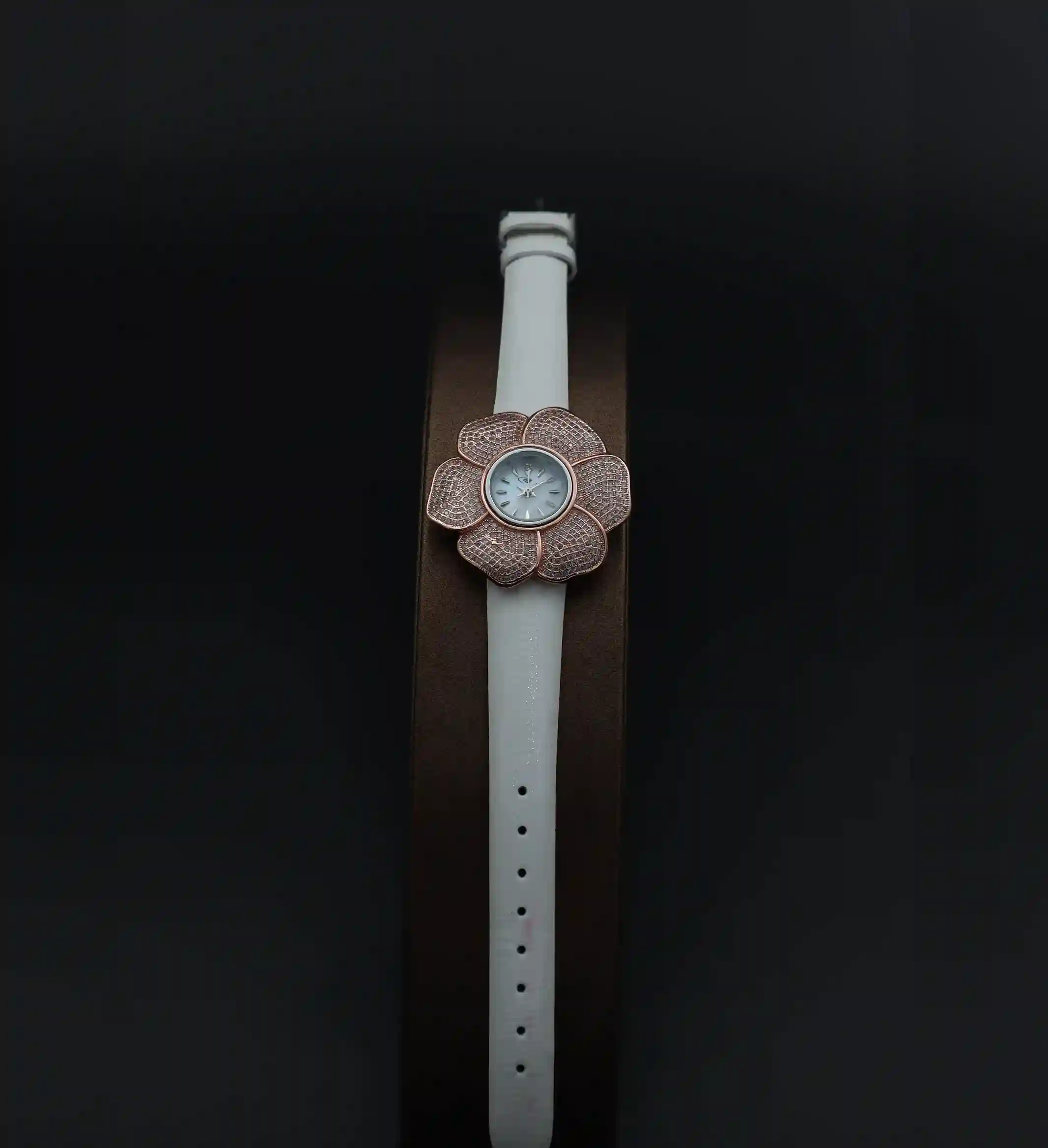 ساعت نقره زنانه بند چرمی سفید طرح گل کد WL04