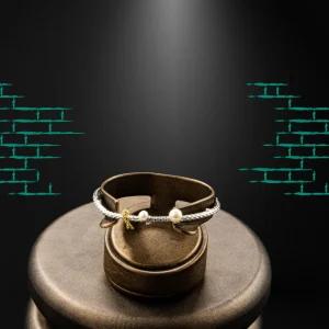 دستبند مروارید نقره پرورشی با آبکاری طلا کد WB-60 بر روی پایه نمایش جواهرات