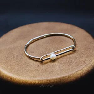 دستبند مروارید نقره پرورشی با آبکاری طلا مدل WB-61 بر روی پایه نمایش جواهرات