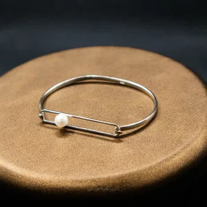 دستبند مروارید نقره پرورشی با آبکاری طلا مدل WB-61 نمای روبرو