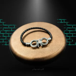 دستبند چرمی مشکی و نقره‌ای با نماد بی‌نهایت