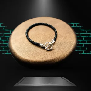 دستبند نقره‌ای با چرم مشکی