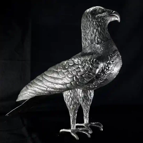 مجسمه عقاب نقره همراه با طراحی گل‌ومرغ