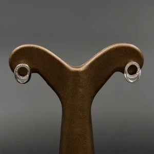 گوشواره نقره حلقه ای میخی نگین‌دار کد HE01