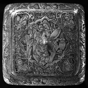 قلم زنی چهره و مینیاتور در شکلات خوری چهار گوش نقره