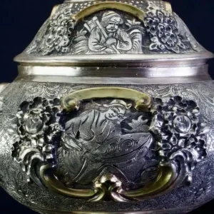 قلم زنی چهره لیلی و مجنون روی شکلات خوری نقره