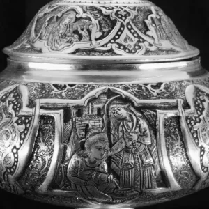 قلم مینیاتور و چهره روی شکلات خوری گنبدی نقره