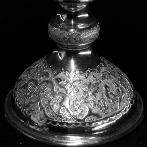 قلم نقوش اسلیمی بر شکلات خوری نقره پایه دار