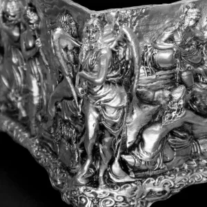 طرح فرشته برجسته بر شکلات خوری نقره انگلیسی