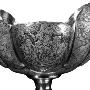 نمای نزدیک کشکول تمام نقره با طرح و نقش اسلامی