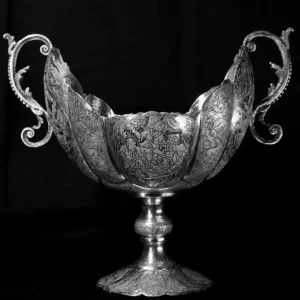 پس زمینه تاریک تمام نقره با طرح و نقش اسلامی