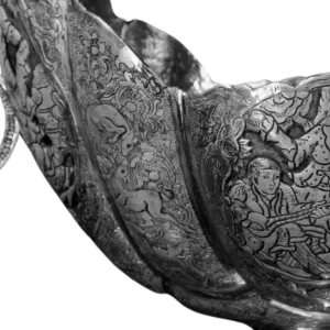 نمای خیلی نزدیک کشکول نقره با طرح و نقوش ایرانی