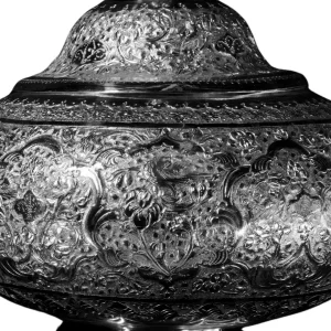 شکلات‌خوری گنبدی نقره با نقوش گل‌وبوته و مناره ظریف درپوش
