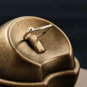 انگشتر نقره مینیمال طرح قفل ساده کد WR-126 پس زمینه تاریک