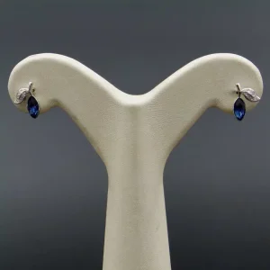 گوشواره نگین دار نقره زنانه - طرح گلبرگ - یاقوت کبود