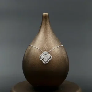 گردنبند نگین دار نقره زنانه - طرح گل چهار پر