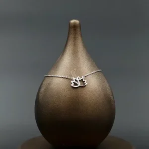 گردنبند نگین دار نقره زنانه - طرح برگ