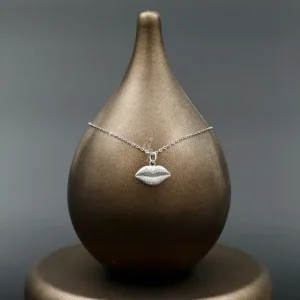 گردنبند نگین دار نقره زنانه - طرح لب