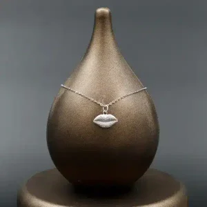 گردنبند نگین دار نقره زنانه - طرح لب