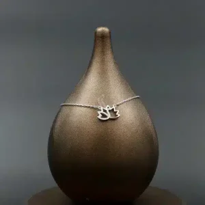 گردنبند نگین دار نقره زنانه - طرح برگ