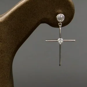 گوشواره نگین دار نقره زنانه - میخی - طرح صلیب