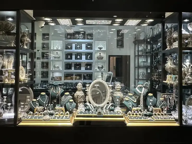 ویترین گالری نقره موذنی، شعبهٔ پاسداران تهران